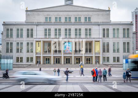 Die Oper Leipzig ist ein Drei-Sparten-Theater, bestehend aus der eigentlichen Oper, dem Leipziger Ballett und der Musikalischen Komödie Operette und musical. 1 Sie ist neben Gewandhaus, Schauspiel und Theater der Jungen Welt einer der kulturellen Eigenbetriebe der Stadt Leipzig. Die Oper Leipzig betreibt zwei Spielstätten : Das Opernhaus am Augustusplatz in der Innenstadt für Oper und Ballett und das Haus Dreilinden im Stadtteil Lindenau Musikalische Komödie. Die Oper Leipzig steht in der tradition von mittlerweile 330 Jahren Musiktheaterpflege à Leipzig. 1693 wurde das erste Leipziger Opernha Banque D'Images