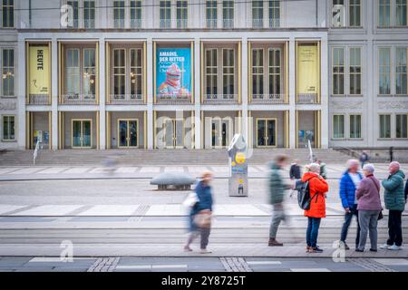 Die Oper Leipzig ist ein Drei-Sparten-Theater, bestehend aus der eigentlichen Oper, dem Leipziger Ballett und der Musikalischen Komödie Operette und musical. 1 Sie ist neben Gewandhaus, Schauspiel und Theater der Jungen Welt einer der kulturellen Eigenbetriebe der Stadt Leipzig. Die Oper Leipzig betreibt zwei Spielstätten : Das Opernhaus am Augustusplatz in der Innenstadt für Oper und Ballett und das Haus Dreilinden im Stadtteil Lindenau Musikalische Komödie. Die Oper Leipzig steht in der tradition von mittlerweile 330 Jahren Musiktheaterpflege à Leipzig. 1693 wurde das erste Leipziger Opernha Banque D'Images