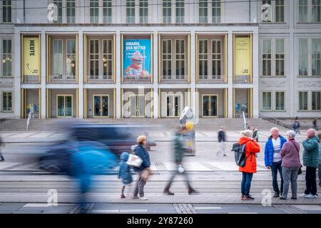 Die Oper Leipzig ist ein Drei-Sparten-Theater, bestehend aus der eigentlichen Oper, dem Leipziger Ballett und der Musikalischen Komödie Operette und musical. 1 Sie ist neben Gewandhaus, Schauspiel und Theater der Jungen Welt einer der kulturellen Eigenbetriebe der Stadt Leipzig. Die Oper Leipzig betreibt zwei Spielstätten : Das Opernhaus am Augustusplatz in der Innenstadt für Oper und Ballett und das Haus Dreilinden im Stadtteil Lindenau Musikalische Komödie. Die Oper Leipzig steht in der tradition von mittlerweile 330 Jahren Musiktheaterpflege à Leipzig. 1693 wurde das erste Leipziger Opernha Banque D'Images