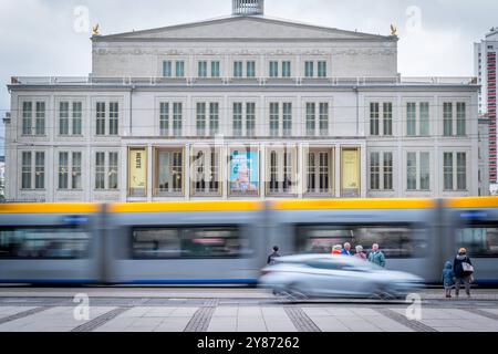 Die Oper Leipzig ist ein Drei-Sparten-Theater, bestehend aus der eigentlichen Oper, dem Leipziger Ballett und der Musikalischen Komödie Operette und musical. 1 Sie ist neben Gewandhaus, Schauspiel und Theater der Jungen Welt einer der kulturellen Eigenbetriebe der Stadt Leipzig. Die Oper Leipzig betreibt zwei Spielstätten : Das Opernhaus am Augustusplatz in der Innenstadt für Oper und Ballett und das Haus Dreilinden im Stadtteil Lindenau Musikalische Komödie. Die Oper Leipzig steht in der tradition von mittlerweile 330 Jahren Musiktheaterpflege à Leipzig. 1693 wurde das erste Leipziger Opernha Banque D'Images