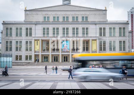 Die Oper Leipzig ist ein Drei-Sparten-Theater, bestehend aus der eigentlichen Oper, dem Leipziger Ballett und der Musikalischen Komödie Operette und musical. 1 Sie ist neben Gewandhaus, Schauspiel und Theater der Jungen Welt einer der kulturellen Eigenbetriebe der Stadt Leipzig. Die Oper Leipzig betreibt zwei Spielstätten : Das Opernhaus am Augustusplatz in der Innenstadt für Oper und Ballett und das Haus Dreilinden im Stadtteil Lindenau Musikalische Komödie. Die Oper Leipzig steht in der tradition von mittlerweile 330 Jahren Musiktheaterpflege à Leipzig. 1693 wurde das erste Leipziger Opernha Banque D'Images