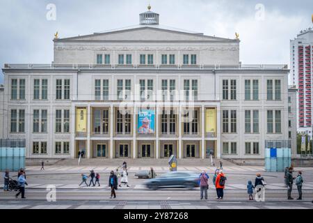 Die Oper Leipzig ist ein Drei-Sparten-Theater, bestehend aus der eigentlichen Oper, dem Leipziger Ballett und der Musikalischen Komödie Operette und musical. 1 Sie ist neben Gewandhaus, Schauspiel und Theater der Jungen Welt einer der kulturellen Eigenbetriebe der Stadt Leipzig. Die Oper Leipzig betreibt zwei Spielstätten : Das Opernhaus am Augustusplatz in der Innenstadt für Oper und Ballett und das Haus Dreilinden im Stadtteil Lindenau Musikalische Komödie. Die Oper Leipzig steht in der tradition von mittlerweile 330 Jahren Musiktheaterpflege à Leipzig. 1693 wurde das erste Leipziger Opernha Banque D'Images