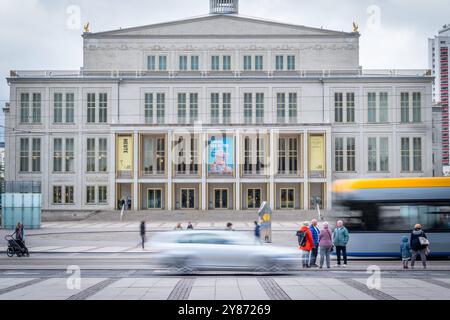 Die Oper Leipzig ist ein Drei-Sparten-Theater, bestehend aus der eigentlichen Oper, dem Leipziger Ballett und der Musikalischen Komödie Operette und musical. 1 Sie ist neben Gewandhaus, Schauspiel und Theater der Jungen Welt einer der kulturellen Eigenbetriebe der Stadt Leipzig. Die Oper Leipzig betreibt zwei Spielstätten : Das Opernhaus am Augustusplatz in der Innenstadt für Oper und Ballett und das Haus Dreilinden im Stadtteil Lindenau Musikalische Komödie. Die Oper Leipzig steht in der tradition von mittlerweile 330 Jahren Musiktheaterpflege à Leipzig. 1693 wurde das erste Leipziger Opernha Banque D'Images