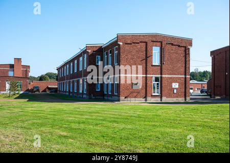 Casernes militaires et champs d'herbe, Louvain, Brabant flamand, Belgique, SEP 21, 2024 Banque D'Images