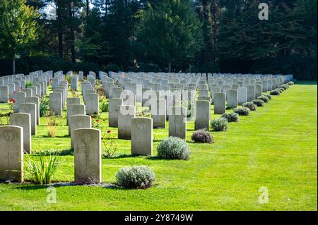 Cimetières et environnement verdoyant au cimetière de guerre, Heverlee, Brabant flamand, Belgique, SEP 21, 2024 Banque D'Images