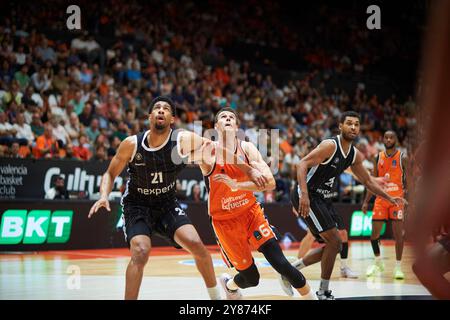 Juan Fernandez de Veolia Hamburg Towers (l) et Xabi Lopez Arostegui de Valencia basket (R) lors de la deuxième ronde de la saison régulière BKT EuroCup le 2 octobre 2024 au Pabellon Fuente de San Luis (Valencia). Panier Valencia 105 : 78 Veolia Hamburg Towers (photo de Vicente Vidal Fernandez/Sipa USA) crédit : Sipa USA/Alamy Live News Banque D'Images