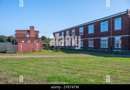 Casernes militaires et champs d'herbe, Louvain, Brabant flamand, Belgique, SEP 21, 2024 Banque D'Images