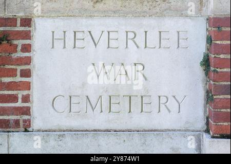 Panneau du cimetière de guerre d'Heverlee contre un mur de briques, Louvain, Brabant flamand, Belgique, SEP 21, 2024 Banque D'Images