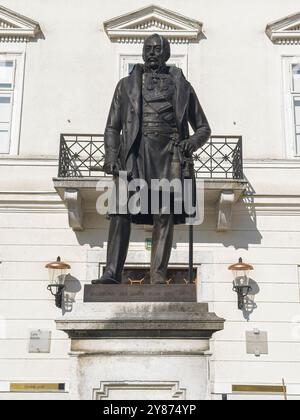 Statue du maréchal Joseph Radetzky von Radetz devant le château de Tivoli, parc municipal de Tivoli, Ljubljana, Slovénie, août 31, 2024. (CTK Phot Banque D'Images