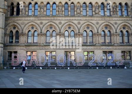 Bradford se prépare à être UK City of culture 2025. Bradford 2025 en lumières par Bradford Town Hall. Banque D'Images