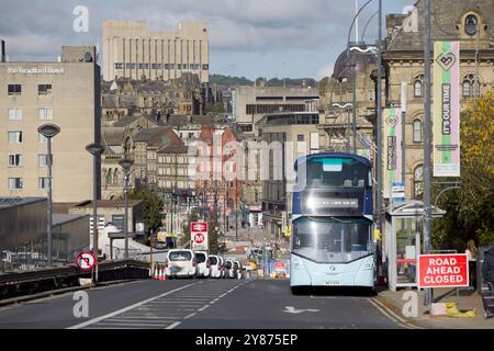 Bradford se prépare à être UK City of culture 2025. Bridge Street Bradford, avec un mélange de bâtiments victoriens et de bâtiments des années 1970. Le bâtiment en arrière-plan est High point, un exemple du brutalisme des années 1970. De vastes zones du centre-ville sont piétonnes. Banque D'Images