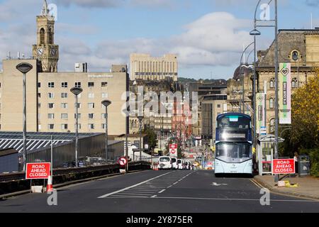 Bradford se prépare à être UK City of culture 2025. Bridge Street Bradford, avec un mélange de bâtiments victoriens et de bâtiments des années 1970. Le bâtiment en arrière-plan est High point, un exemple du brutalisme des années 1970. De vastes zones du centre-ville sont piétonnes. Banque D'Images