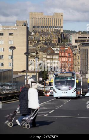 Bradford se prépare à être UK City of culture 2025. Bridge Street Bradford, avec un mélange de bâtiments victoriens et de bâtiments des années 1970. Le bâtiment en arrière-plan est High point, un exemple du brutalisme des années 1970. De vastes zones du centre-ville sont piétonnes. Banque D'Images