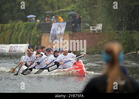 Potsdam, Allemagne. 03 Oct, 2024. Les participants d'une équipe d'affaires de Potsdam font du canoë le long de l'Alte Fahrt au 3e Potsdam Canoe Sprint. Crédit : Michael Bahlo/dpa/Alamy Live News Banque D'Images