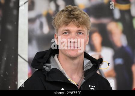 Potsdam, Allemagne. 03 Oct, 2024. Jacob Schopf, médaillé d'or aux Jeux Olympiques de 2024 à Paris, se tient sur une étape du 3ème sprint en canoë de Potsdam. Crédit : Michael Bahlo/dpa/Alamy Live News Banque D'Images