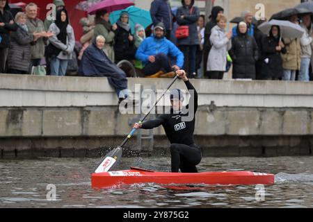 Potsdam, Allemagne. 03 Oct, 2024. Canoeist Brain Marienhagen participe au 3ème Potsdam Canoe Sprint sur la branche Alte Fahrt de la Havel. Crédit : Michael Bahlo/dpa/Alamy Live News Banque D'Images