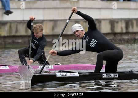 Potsdam, Allemagne. 03 Oct, 2024. Les canoéistes Hannes Grambow et Hannes Müller (de gauche à droite) courent dans le 3ème Potsdam Canoe Sprint sur la branche Alte Fahrt de la Havel. Crédit : Michael Bahlo/dpa/Alamy Live News Banque D'Images