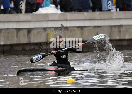 Potsdam, Allemagne. 03 Oct, 2024. Un athlète de KC Potsdam court un canoë dans le 3e Potsdam Canoe Sprint sur la branche Alte Fahrt de la Havel. Crédit : Michael Bahlo/dpa/Alamy Live News Banque D'Images