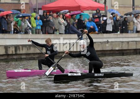 Potsdam, Allemagne. 03 Oct, 2024. Les canoéistes Hannes Grambow et Hannes Müller (de gauche à droite) courent dans le 3ème Potsdam Canoe Sprint sur la branche Alte Fahrt de la Havel. Crédit : Michael Bahlo/dpa/Alamy Live News Banque D'Images