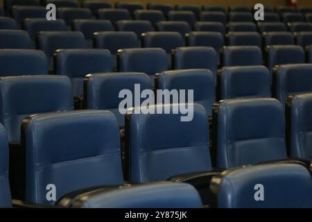 Goiânia GOIAS BRÉSIL - 24 SEPTEMBRE 2024 : rangées de sièges vides dans le théâtre. Banque D'Images