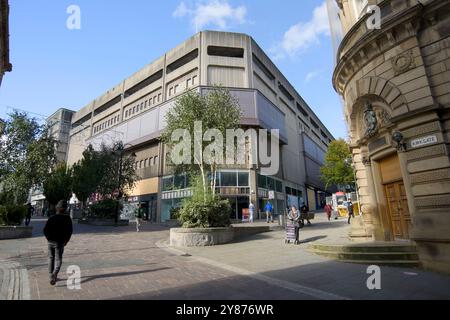 Bradford se prépare à être UK City of culture 2025. Le centre commercial Kirkgate des années 1970, Bradford, dont la démolition est prévue. Banque D'Images