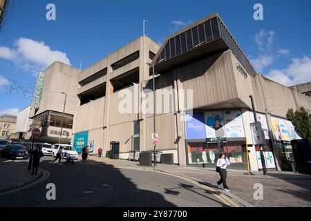 Bradford se prépare à être UK City of culture 2025. Le centre commercial Kirkgate des années 1970, Bradford, dont la démolition est prévue. Banque D'Images