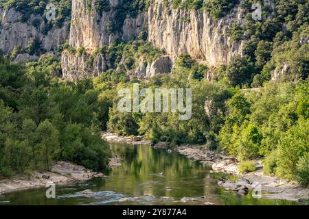 Die Hérault-Schlucht und der Fluss Hérault BEI Laroque, Frankreich, Europa | Gorges de l'Hérault gorge et rivière Hérault à Laroque, France, Europe Banque D'Images