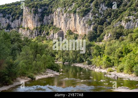 Die Hérault-Schlucht und der Fluss Hérault BEI Laroque, Frankreich, Europa | Gorges de l'Hérault gorge et rivière Hérault à Laroque, France, Europe Banque D'Images