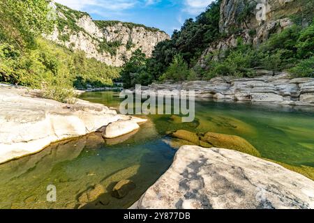 Die Hérault-Schlucht und der Fluss Hérault BEI Laroque, Frankreich, Europa | Gorges de l'Hérault gorge et rivière Hérault à Laroque, France, Europe Banque D'Images