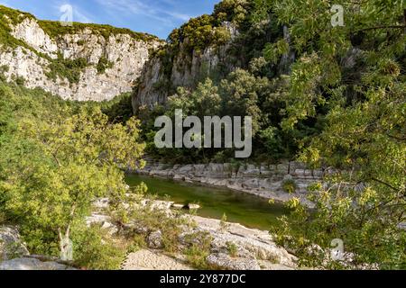 Die Hérault-Schlucht und der Fluss Hérault BEI Laroque, Frankreich, Europa | Gorges de l'Hérault gorge et rivière Hérault à Laroque, France, Europe Banque D'Images