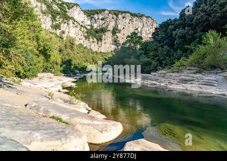 Die Hérault-Schlucht und der Fluss Hérault BEI Laroque, Frankreich, Europa | Gorges de l'Hérault gorge et rivière Hérault à Laroque, France, Europe Banque D'Images