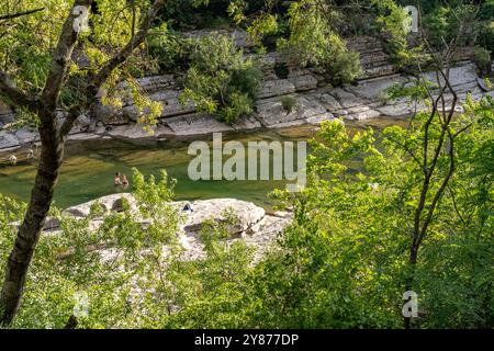 Die Hérault-Schlucht und der Fluss Hérault BEI Laroque, Frankreich, Europa | Gorges de l'Hérault gorge et rivière Hérault à Laroque, France, Europe Banque D'Images