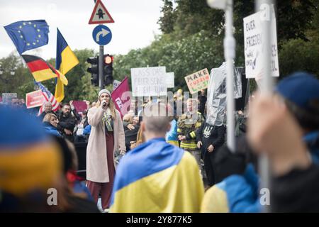 Berlin, Allemagne. 03 Oct, 2024. La contre-manifestation pro-ukrainienne lors d'une manifestation de l'alliance "plus jamais la guerre". Crédit : Sebastian Gollnow/dpa/Alamy Live News Banque D'Images