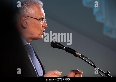 03 octobre 2024, Thuringe, Mödlareuth/Töpen : Joachim Herrmann, ministre de l'intérieur de Bavière (CSU), intervient au Festival Allemagne de l'Union au Musée germano-allemand de Mödlareuth. Le village de Mödlareuth, où vivent environ 50 personnes aujourd'hui, est devenu internationalement célèbre sous le nom de « petit Berlin » après la seconde Guerre mondiale. Les deux moitiés du village étaient séparées par la frontière. Photo : Pia Bayer/dpa Banque D'Images