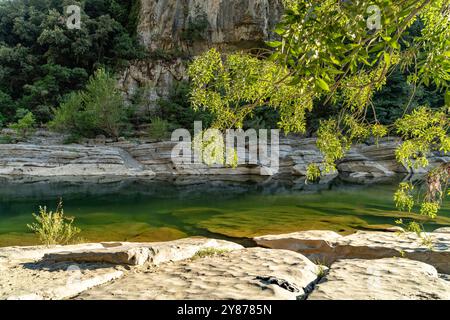 Gorges de l HÃ rault Die HÃ rault-Schlucht und der Fluss HÃ rault BEI Laroque, Frankreich, Europa Gorges de l HÃ rault gorge et rivière HÃ rault à Lar Banque D'Images