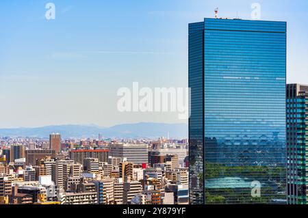 Gratte-ciel en verre modernes vus des étages supérieurs du château d'Osaka, au Japon. Banque D'Images