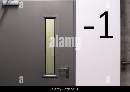 Porte de sortie du parc de bureaux moins un sous-sol d'un étage. Entrée de bâtiment résidentiel. Banque D'Images