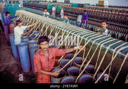 Bangladesh, Dhaka, ouvriers de la filature d'une usine textile. Banque D'Images