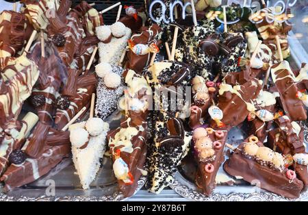 Oktoberfest Erfurt 02.10.2024, Erfurt, Oktoberfest auf dem Domplatz im Bild : mit Schokolade ueberzogene Kuchenstuecke, reich dekoriert mit Suessigkeiten an einem Verkaufsstand fuer Suesswaren *** Oktoberfest Erfurt 02 10 2024, Erfurt, Oktoberfest sur la place de la cathédrale dans le tableau morceaux de gâteau recouvert de chocolat, richement décoré de bonbons à la vente de confiserie Banque D'Images