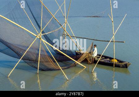 Bangladesh, Manikganj, pêcheur sur la rivière Padma. Banque D'Images