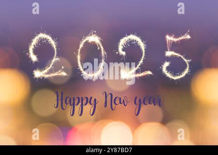 Bonne année 2025 écrit avec des étincelles sur fond de lumières bokeh floues, carte de voeux de vacances Banque D'Images