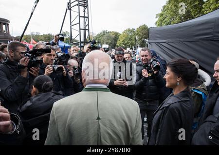 Des milliers de manifestants sont descendus dans les rues de Berlin le 3 octobre 2024, jour de l'unité allemande, répondant à l'appel lancé par l'initiative "plus jamais la guerre" pour une manifestation de paix. Les manifestants se sont ralliés contre le stationnement de missiles américains en Allemagne, les guerres en Ukraine et au moyen-Orient, et les livraisons d'armes allemandes à l'Ukraine et à Israël. L'événement, qui a culminé avec la colonne de la victoire au Tiergarten de Berlin, a été marqué par un mélange de militants de la paix, de manifestants anti-guerre et de manifestants pro-palestiniens. Les organisateurs ont estimé environ 30 000 participants, bien que la police ait mis le numéro Banque D'Images