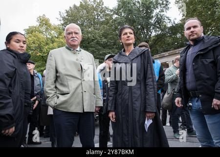 Des milliers de manifestants sont descendus dans les rues de Berlin le 3 octobre 2024, jour de l'unité allemande, répondant à l'appel lancé par l'initiative "plus jamais la guerre" pour une manifestation de paix. Les manifestants se sont ralliés contre le stationnement de missiles américains en Allemagne, les guerres en Ukraine et au moyen-Orient, et les livraisons d'armes allemandes à l'Ukraine et à Israël. L'événement, qui a culminé avec la colonne de la victoire au Tiergarten de Berlin, a été marqué par un mélange de militants de la paix, de manifestants anti-guerre et de manifestants pro-palestiniens. Les organisateurs ont estimé environ 30 000 participants, bien que la police ait mis le numéro Banque D'Images