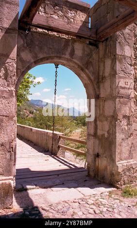 Pont-levis dans le village alpin médiéval d'Entrevaux dans le sud des Alpes françaises Banque D'Images