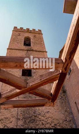 Pont-levis et église fortifiée dans le village alpin médiéval d'Entrevaux dans le sud des Alpes françaises Banque D'Images