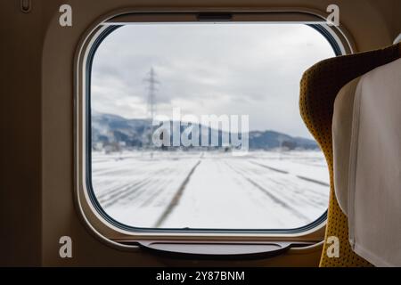 Voyage à Akita, Japon. Vue sur le paysage hivernal depuis le train Banque D'Images