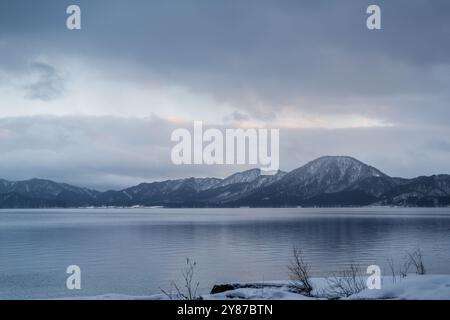 Paysage hivernal du lac Tazawa à Akita, Japon Banque D'Images