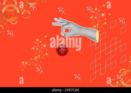Collage d'une main de femme tenant un ornement de boule de noël rouge sur un fond rouge avec des étincelles et des étoiles Banque D'Images