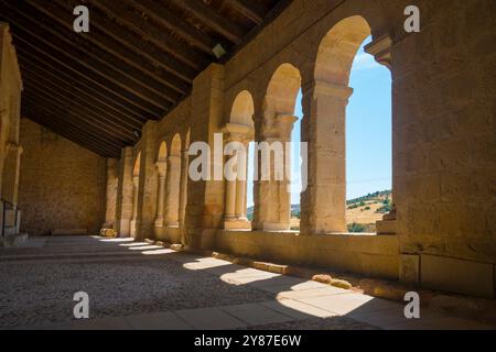 Atrium de l'église San Miguel. Beleña de Sorbe, province de Guadalajara, Castilla la Mancha, Espagne. Banque D'Images