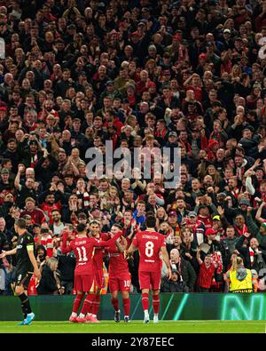 Alexis Mac Allister de Liverpool célèbre avec ses coéquipiers après avoir marqué leur premier but lors du match de l'UEFA Champions League entre Liverpool et le Bologne FC 1909 à Anfield, Liverpool, mercredi 2 octobre 2024. (Photo : Steven Halliwell | mi News) crédit : MI News & Sport /Alamy Live News Banque D'Images